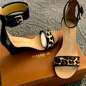 LIKE NEW💗COACH SANDALS 💗💗💗
